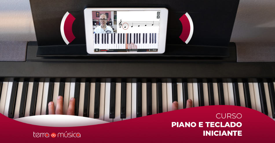 Acordes De Aprendizado De Piano Em Casa Tocando Teclado Digital