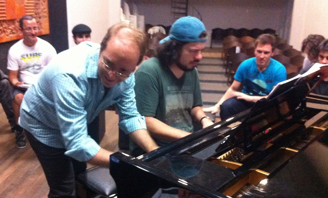 Aulas de piano popular com Turi Collura no Festival de música de Itajai